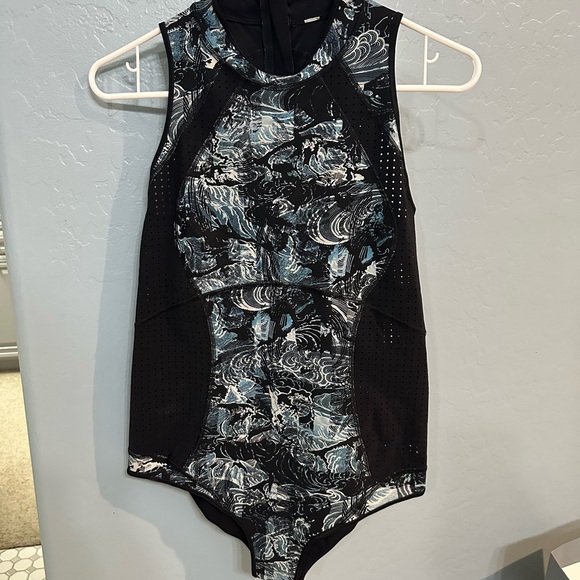 Lululemon Beach Break Paddle suit size 10, black and blue - Picture 1 of 5